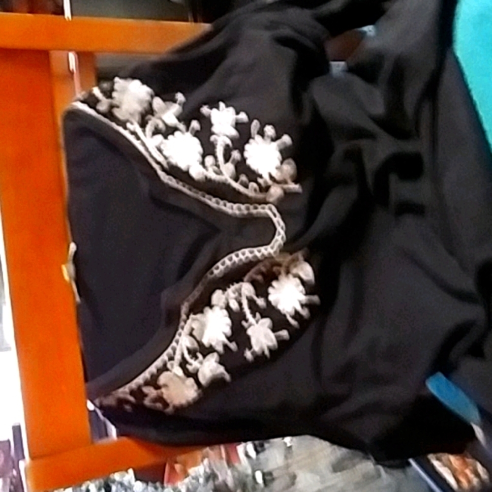 Black tunic type with sleeved with embodery flower